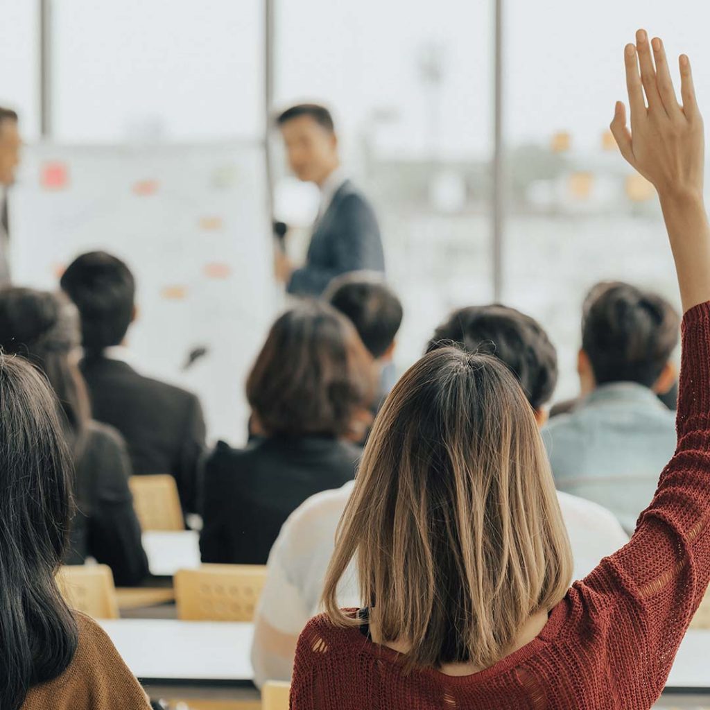 Við bjóðum viðskiptavinum okkar upp á námskeið fyrir starfsmenn. Námskeiðin sem við bjóðum upp á eru helst: Smitvarnir, hreinlæti, öryggi á meðhöndlun efna og fleira