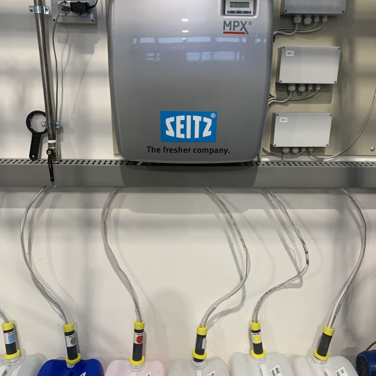 Uppsetning á dælubúnaði og skömmturum fyrir þvottavélar og uppþvottavélar